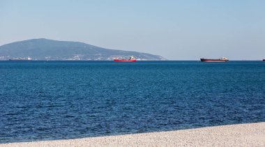 Novorossiysk, Rusya - 3 Mayıs 2018: Novorossiysk ticari liman yaptırımlar abluka Rusya'nın süresi boyunca. Yükleme için bekleyen doğrultusunda nakliye Sanayi Ticaret uluslararası gemi stand