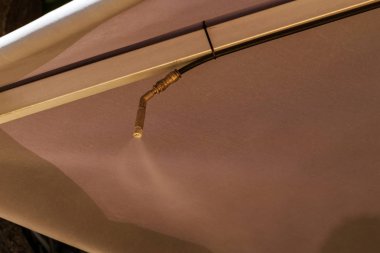 Sokak kafe İklim sıcak havalarda açık klima sisteminin sprey başlığı. Su jetleri sokak iklim kontrol sprey soğutma suyu. Bir sokak Klima için sprey başlığı