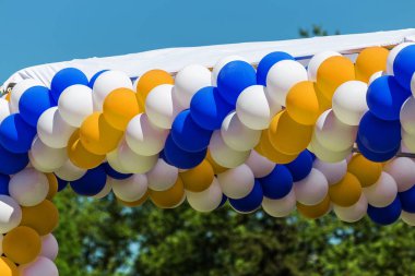 Şenlikli Sisme Balonlar bir çocuk Festivali bir dekorasyon olarak kazandı. Parlak balonlar neşeli bir mutlu tatil.