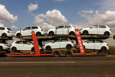 Odessa, Ukrayna 1 Eylül 2017: Araba taşıyıcıları arabaya taşımak. Özel kamyonlar arabayla taşımacılığı. Çok katmanlı ulaşım araçları için özel römork. Arabalar römork taşıma