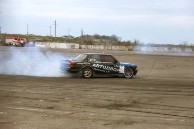 Odessa, Ukrayna -23 Nisan 2017: Combat drifters yerel sürüklenen yarışmalar. Gösteri yasadışı bir platform üzerinde sürüklenen. Binici profesyonel olarak otomatik yarışmalarda driftig yeterlilik yarışta parça geçmek