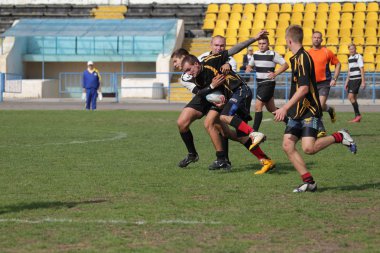 Odessa, Ukrayna - 29 Eylül 2018: Final Oyunları Şampiyonası Ukrayna'nın en güçlü takımları Rugby-7. Rugby topu alan üzerinde. Rugby topu için ağır mücadele sahip. Takım sporcular oyuncular sahada