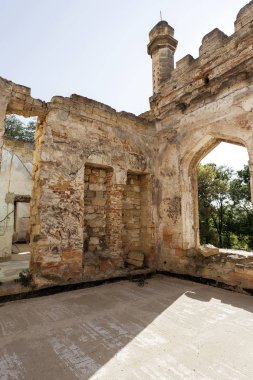 Mistik iç cephe terkedilmiş kalıntıları harap antik kale, binanın konak. Eski duvarlar, çöp ve çamur ile koridor mahvetti. Vandallar tarafından tahrip antik tarihi bina kalıntıları
