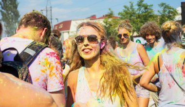 Odessa, Ukrayna - 5 Ağustos 2017: Gençler, bayanlar baylar bayram tatil sırasında renkli toz içine atma iyi eğlenceler. Festivali renkli boya. renkler aşk festival. Renk fest