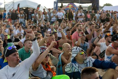 Odessa, Ukrayna -25 Ağustos 2017: büyük kalabalık, müzik sırasında rock konserinde hayranlarını gün boyunca. Seyirci kum Beach müzik ve spor festivali Z-Oyunlar sırasında