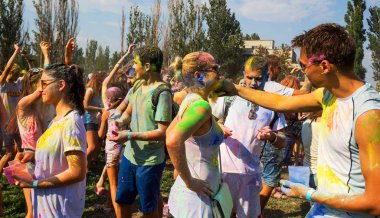 Odessa, Ukrayna - 5 Ağustos 2017: Gençler, bayanlar baylar bayram tatil sırasında renkli toz içine atma iyi eğlenceler. Festivali renkli boya. renkler aşk festival. Renk fest