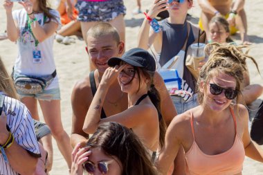 Odessa, Ukrayna -25 Ağustos 2017: büyük kalabalık, müzik sırasında rock konserinde hayranlarını gün boyunca. Seyirci kum Beach müzik ve spor festivali Z-Oyunlar sırasında