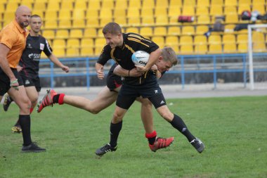 Odessa, Ukrayna - 29 Eylül 2018: Final Oyunları Şampiyonası Ukrayna'nın en güçlü takımları Rugby-7. Rugby topu alan üzerinde. Rugby topu için ağır mücadele sahip. Takım sporcular oyuncular sahada