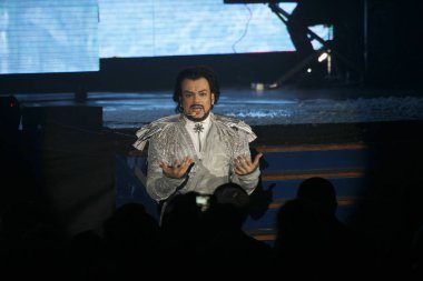 Odessa, Ukrayna, 17 Nisan 2012: Pop konser ikonik Rus şarkıcı Philip Kirkorov Odessa'daki. Ful ile parlak renkli ışık ve tiyatro gösterisi.