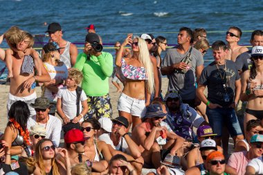 Odessa, Ukrayna -25 Ağustos 2017: büyük kalabalık, müzik sırasında rock konserinde hayranlarını gün boyunca. Seyirci kum Beach müzik ve spor festivali Z-Oyunlar sırasında