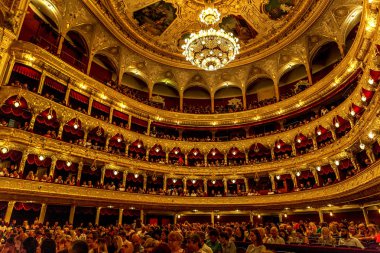 Odessa, Ukrayna - 16 Temmuz 2016: Ukraynalı şarkıcı Jamala solo konser, Opera Binası. Hall fanlar memnun. Gözde caz orkestrası konser sırasında yaratıcı ışık ve müzik seyirci göster
