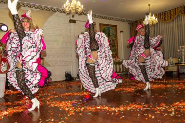 Odessa, Ukrayna - 4 Eylül 2015: Güzel seksi kız parlak güzel elbiseli restoranda şölende Fransız cancan dans dans topluluğu.