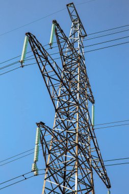 Yüksek voltajlı elektrik Kulesi enerji tasarımı için arka plan olarak mavi gökyüzü
