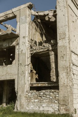 Terk edilmiş bombalama ve yıkılan bina bombardımanı patlama nedeniyle yok. Kabukları, madde işaretleri ve parçalanmak bir savaş kasıp kavuran Bina duvarlarında delikler. Eski yıkık ev