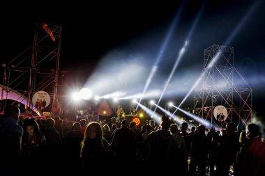 Odessa, Ukrayna-25 Ağustos 2017: büyük kalabalık, gün boyunca rock konseri sırasında müzik hayranları göster. Seyirci kum Beach müzik ve spor Z-Oyunlar Festivali sırasında. Seçici odak