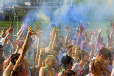 Odessa, Ukrayna - 5 Ağustos 2017: Gençler, bayanlar baylar bayram tatil sırasında renkli toz içine atma iyi eğlenceler. Festivali renkli boya. renkler aşk festival. Renk fest