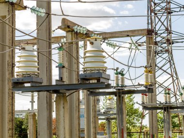 Endüstriyel güç istasyonu azaltır. Seramik ve porselen izolatörler tel hat transmisyon elektron üzerinde güç trafo