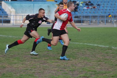 Odessa, Ukrayna - 29 Eylül 2018: Final Oyunları Şampiyonası Ukrayna'nın en güçlü takımları Rugby-7. Rugby topu alan üzerinde. Rugby topu için ağır mücadele sahip. Takım sporcular oyuncular sahada