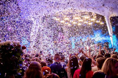 Odessa, Ukrayna - 31 Mayıs 2014: Kalabalık insan yaratıcı ışık ve müzik gösterisi sırasında bir konserde bir gece kulübünde eğleniyor. Kulüp partisi büyük şeker duş neşeli gençler.