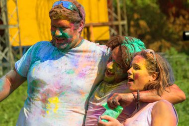 Odessa, Ukrayna - 5 Ağustos 2017: Gençler, bayanlar baylar bayram tatil sırasında renkli toz içine atma iyi eğlenceler. Festivali renkli boya. renkler aşk festival. Renk fest