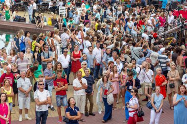 Odessa, Ukrayna - 10 Temmuz 2015: 6 Uluslararası Film Festivali Odessa, kırmızı halı açılış. Bir fotoğrafçı olarak çalıştı. Birçok seyirci ve paparazzi göz alıcı konuklar karşıladı.