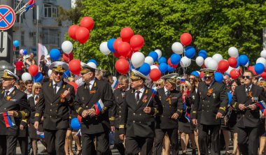 Novorossiysk, Rusya - 1 Mayıs 2018: Mayıs günü gösteri. Barış! İş! Mayıs! İnsanlar ile tatil geçit töreni sırasında Bayrak İşçi Bayramı kutlamak. 1 Mayıs günü tüm çalışan insanlar. Koloni içinde yürüyen insanlar