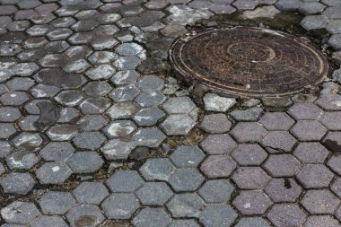 Çukurlar, kışın donma-çözülme çevrimleri neden olan bozuk asfalt yol. Kötü yol. Kaldırımlar kaldırımlar kaldırımda kırık. kaldırım döşeme ile kusurları ile tabaka ve perspektif içinde gelen çatlaklar