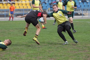 Odessa, Ukrayna - 29 Eylül 2018: Final Oyunları Şampiyonası Ukrayna'nın en güçlü takımları Rugby-7. Rugby topu alan üzerinde. Rugby topu için ağır mücadele sahip. Takım sporcular oyuncular sahada