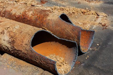 Eski büyük su boruları parçaları. Sonra uzun yıllar çalışma yok edilen metal boru yok edildi. Sebze çelik boru delik korozyon ile. Paslı metal boru. Seçici odak