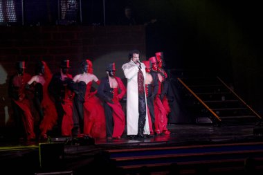 Odessa, Ukrayna, 17 Nisan 2012: Pop konser ikonik Rus şarkıcı Philip Kirkorov Odessa'daki. Ful ile parlak renkli ışık ve tiyatro gösterisi.