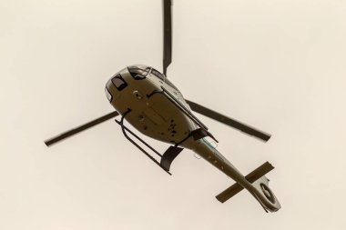 Odessa, Ukrayna - 4 Haziran 2013: Bulutlu bir günde yaz özel test ışık modern sivil helikopter iş sınıfı küçük bir özel Havaalanı sunumu