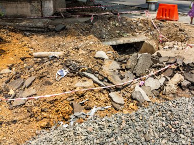 Odessa, Ukrayna, 21 Haziran 2015 - yol inşaat sırasında kanalizasyon tesislerinin yeniden olduğunu. Eski drenaj wells, eski Kanalizasyon donatım değiştirme ortadan kaldırmak