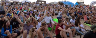 Odessa, Ukrayna -25 Ağustos 2017: büyük kalabalık, müzik sırasında rock konserinde hayranlarını gün boyunca. Seyirci kum Beach müzik ve spor festivali Z-Oyunlar sırasında