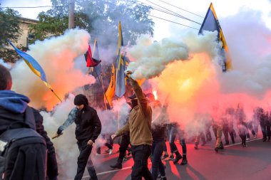 Odessa, Ukrayna - 14 Ekim 2015: Fener alayı radikal aşırı sol partilerin, ayaklanmalar tarafından eşlik ediyor. Protestocular, göstericiler bir Nazi bayrağı taşıdı, havai fişek ve sis bombası yazmak