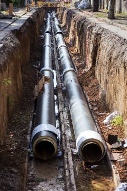 Odessa, Ukrayna - 2017 yaklaşık: Onarım şehir su kaynaklarının. Eski paslı metal borular plastik borular üzerinde değiştirme. Yeni modern teknolojiler kentsel mühendislik ağlar. Şehir su boru hattı