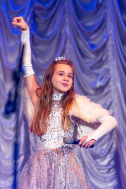 Odessa, Ukrayna - 24 Aralık 2015: şarkı ve parlak renkli kıyafetler içinde sahnede dans çocuk müzik grupları. Duygusal, çocukların müzik sahne gösterisi dokunmadan.