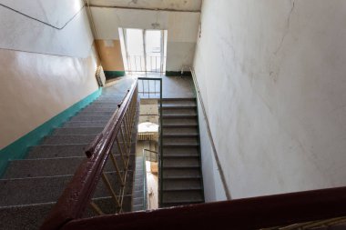 Eski bir taş beton merdiven girişinde binanın içinde. Zavallı çeyrek, yoksullar için harap bir evin iç. Terk edilmiş evler. Kamu binası iç Letnitsa. Merdivenlerden arka kapısı