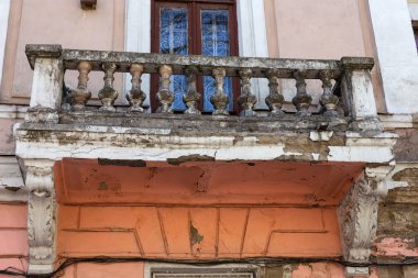 Eski büyümüş harap taş korkuluklar eski antika balkon. Yıkık merdivenler, parmaklıklar. Dekoratif sıva sütunları korkuluklar merdiven, balkon bina harap