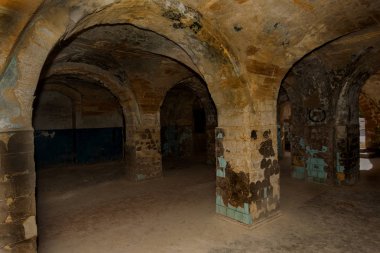 Bir yeraltı şarap mahzeni tünelde terk edilmiş bir. Yeraltı mezarlığı girişi. Zindan eski kalesine. Koyu evreleme için yaratıcı arka plan olarak. Antik zindan mistik iç