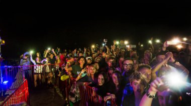 Odessa, Ukrayna-25 Ağustos 2017: büyük kalabalık, gün boyunca rock konseri sırasında müzik hayranları göster. Seyirci kum Beach müzik ve spor Z-Oyunlar Festivali sırasında. Seçici odak