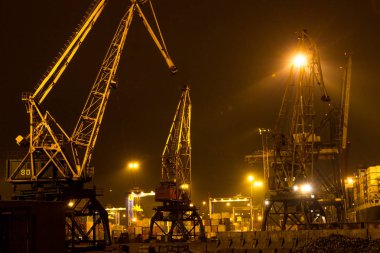Odessa 27 Kasım: konteynerler içinde iyichevck seaport Denizcilik gemi üzerinde gece, gündüz, 27 Kasım 2012 yükleme boşaltma odessa, Ukrayna