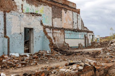 Eski endüstriyel fabrika binaları kalıntıları ile manzara. Moloz ile terk edilmiş bir fabrika iç yağma ve atık. Ukrayna ekonominin çöküşü. Odessa