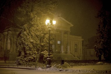 Odessa, Ukrayna - 29 Aralık 2014: Doğal felaketler, kar fırtınası, şiddetli kar yağışı şehir felç. Daralt. Kar siklon felaket Europe ele geçirdi. Gece şehir