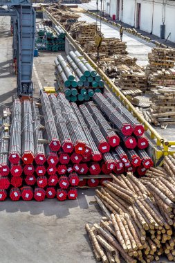 Yuvarlak ve kare metal borular, takozları, bir yığın yığın etiketlerle boyutu parametreleri vinç ve liman ve demiryolu vagonlar yük gemileri taşınması için Paketli