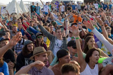 Odessa, Ukrayna -25 Ağustos 2017: büyük kalabalık, müzik sırasında rock konserinde hayranlarını gün boyunca. Seyirci kum Beach müzik ve spor festivali Z-Oyunlar sırasında