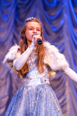 Odessa, Ukrayna - 24 Aralık 2015: şarkı ve parlak renkli kıyafetler içinde sahnede dans çocuk müzik grupları. Duygusal, çocukların müzik sahne gösterisi dokunmadan.