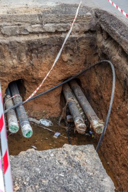 Odessa, Ukrayna-Ekim 18,2015: Modern teknolojileri bina. Yükleme noktası'nın altında otoyol delme tarafından plastik boru. Kablo ve boru çekme yeraltı Stroebe delinmiştir. Modern karmaşık plastik boru döşeme