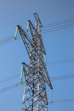 Yüksek voltajlı elektrik Kulesi enerji tasarımı için arka plan olarak mavi gökyüzü