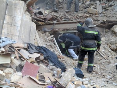 Odessa, Ukrayna - 23 Mayıs: Konut binası deprem sırasında yok. Kurtarma ekipleri ve gönüllü ve askeri ayrı arayışı içinde yaşayan, 23 Mayıs 2013 moloz Odessa, Ukrayna