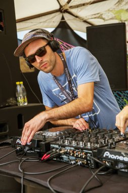 Odessa, Ukrayna 25 Ağustos 2017: Karizmatik disk jokey. DJ gece kulübü en iyi, ünlü Cd çalarda parti sırasında çalış. EDM, parti kavramı, müzik parti. Dj-Dj için karıştırma için donatım